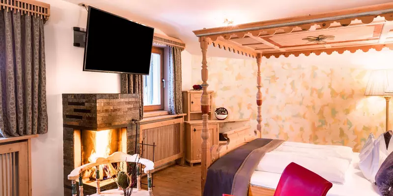 Doppelzimmer mit Himmelbett im Raffl's St. Antoner Hof in St. Anton am Arlberg