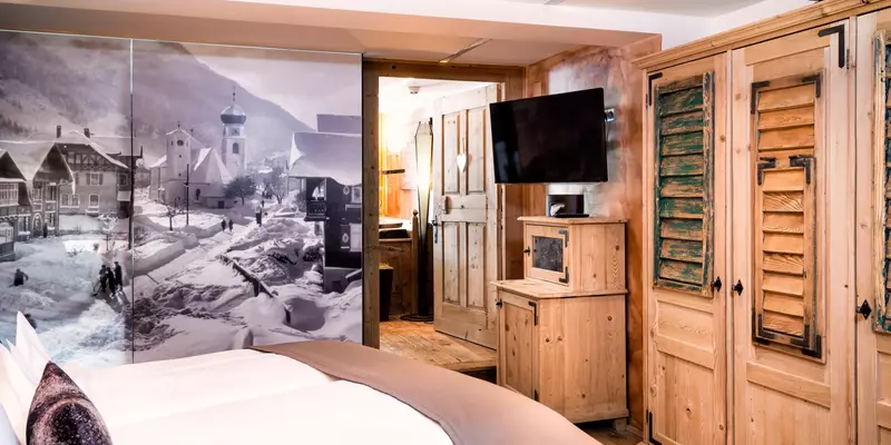 Suite mit Doppelbett im Raffl's St. Antoner Hof in St. Anton am Arlberg
