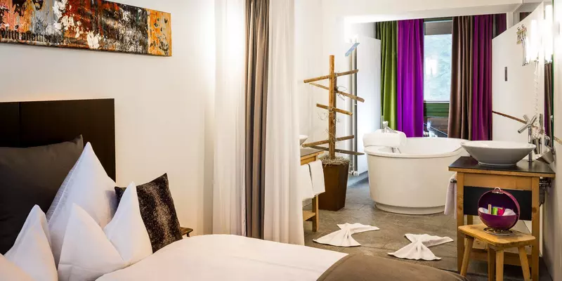 Grand Suite mit Doppelbett und freihstehender Badewanne im Raffl's St. Antoner Hof in St. Anton am Arlberg
